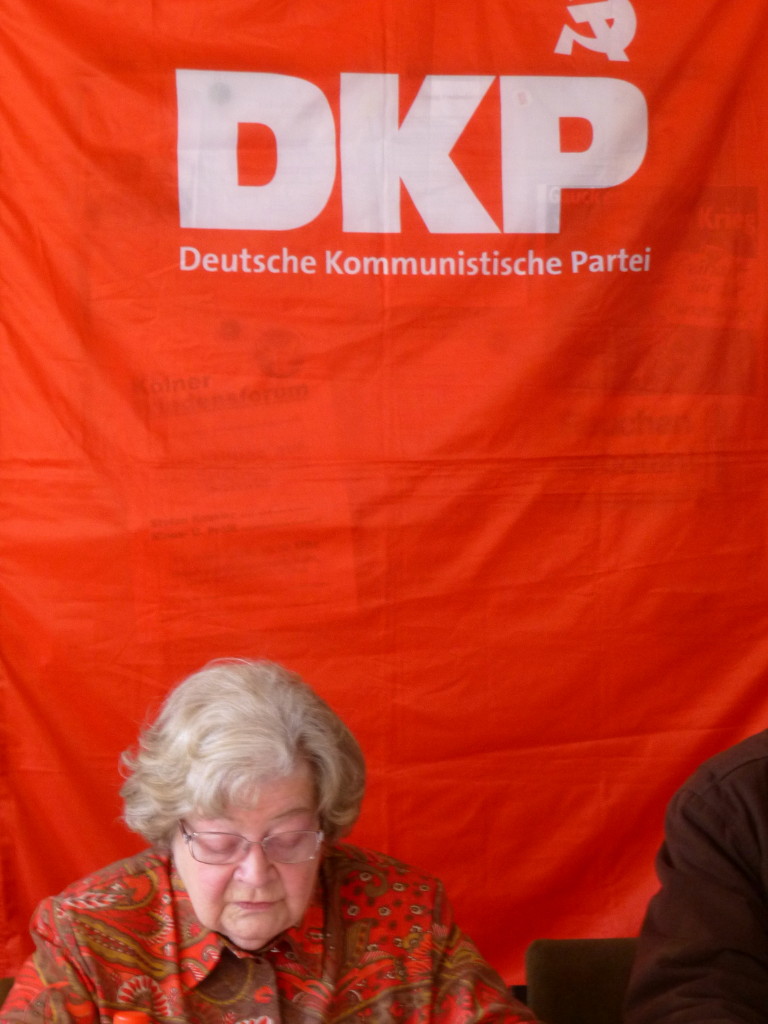 Porträt: Christine vor DKP-Fahne.